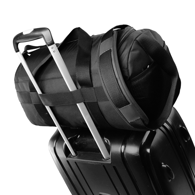Túi có đai gài vào cần kéo vali, rất thuận tiện trong chuyến đi có kèm vali