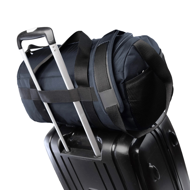 Túi có đai gài vào cần kéo vali, rất thuận tiện trong chuyến đi có kèm vali