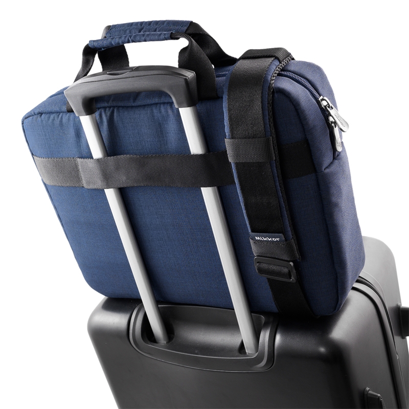 Mặt sau túi có đai gắn vào cần kéo của vali, rất thuận tiện khi đi công tác