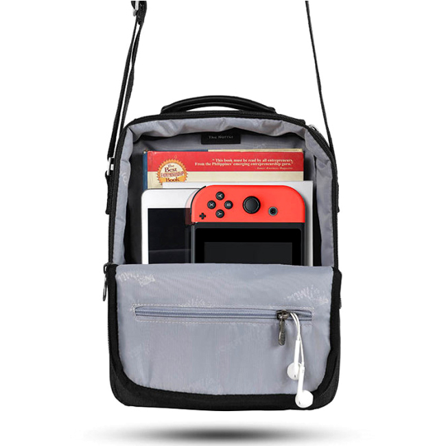 Túi đeo chéo Ipad Mikkor The Norris Sling - Black, ngăn chính rộng rãi, có ngăn chống sốc vừa máy tính bảng 10.5 inch