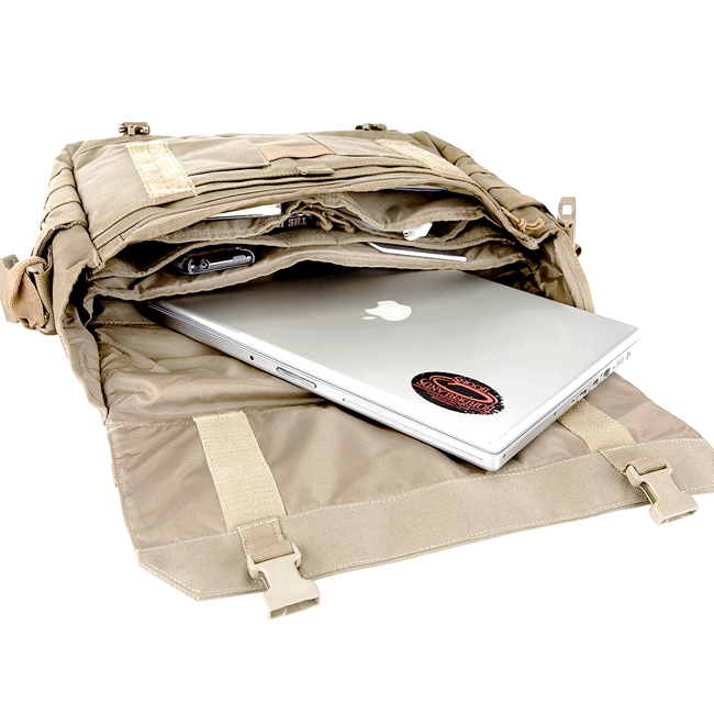Cặp xách laptop 17 inch R17 Messenger có rất nhiều ngăn, thoải mái để đồ
