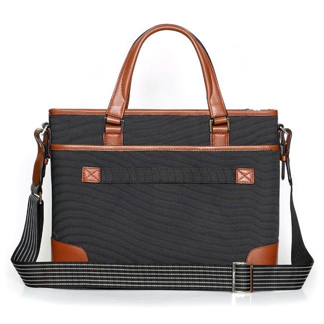 Túi xách laptop Sakos Legend 02, ở mặt sau của túi có phần quai gài để gài túi vào cần kéo vali