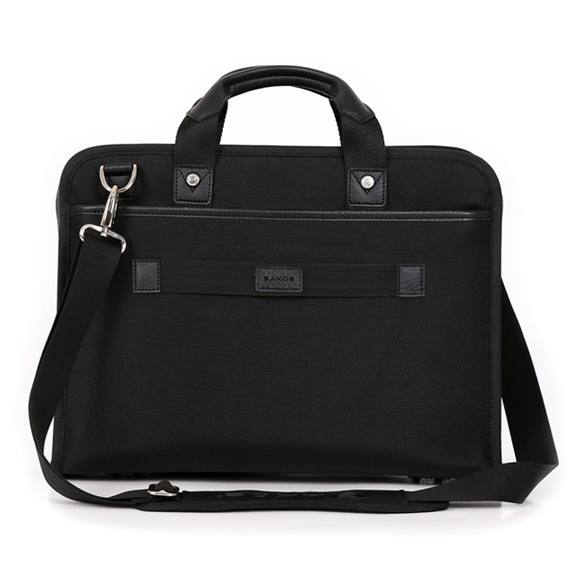 Túi xách laptop Sakos Neo Apollo, mặt sau của túi có phần quai đính để gài vào cần kéo vali (chỗ in logo Sakos)