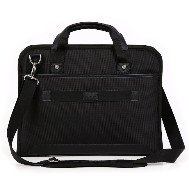 Túi xách laptop Sakos Orion i15, mặt sau của túi có phần quai đính để gài vào cần kéo vali (chỗ in logo Sakos)