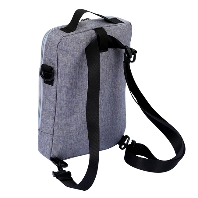 Túi Simplecarry LC Ipad4 - Grey có thể luồn dây qua vị trí vải đính, tạo thành kiểu đeo như balo