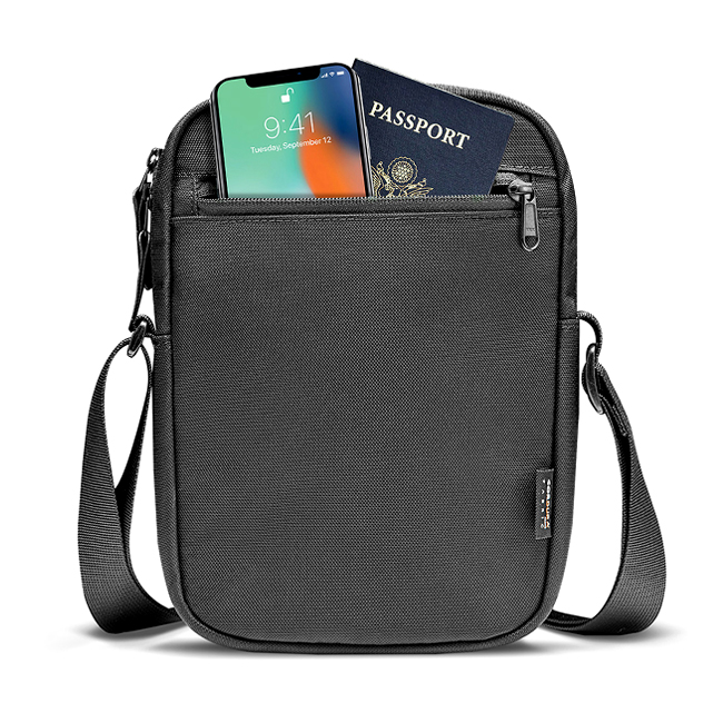Mặt sau của túi có ngăn để được ví tiền, điện thoại, giấy tờ cá nhân...rất an toàn