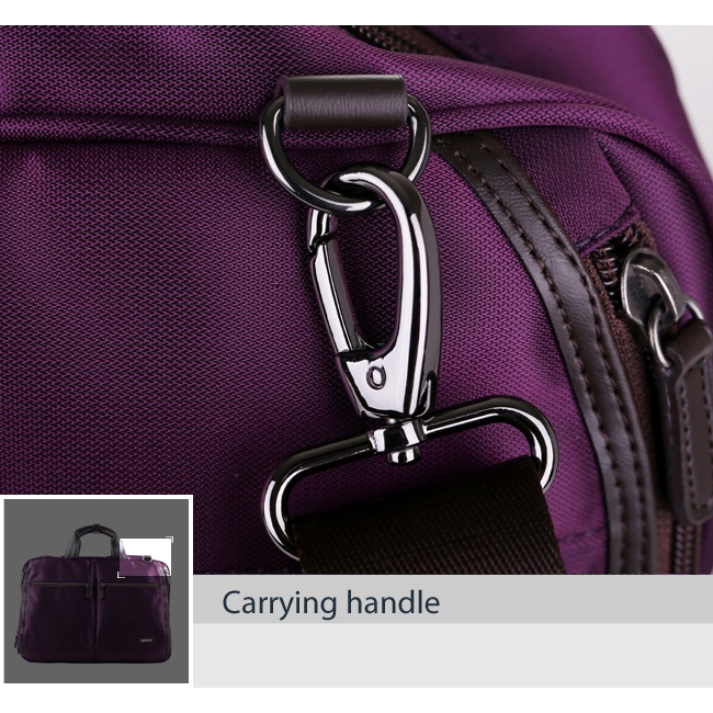 Túi xách Tresette TR 5C32, quai đeo vai được kết nối với túi qua móc kim loại, có thể tháo ra cất đi gọn gàng