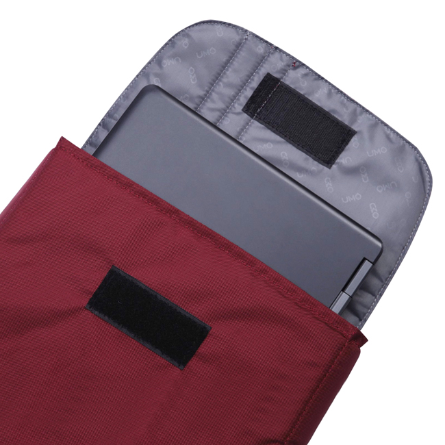 Tấm dán trên túi chống sốc Umo ProCase giúp cố định laptop khỏi bị xô lệch khi di chuyển