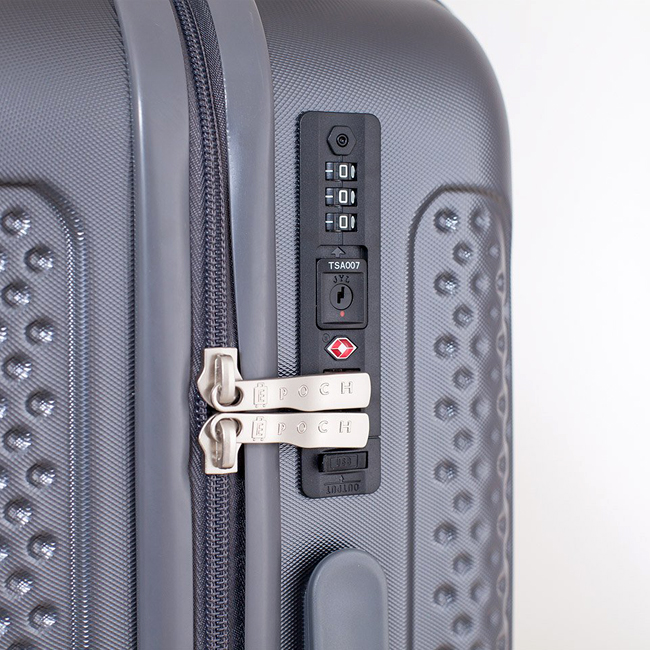 Vali Epoch 8686 20 inch màu xám đen được trang bị khóa số TSA chuẩn an ninh hàng không quốc tế, và tích hợp sẵn cổng USB sạc dự phòng trên khóa