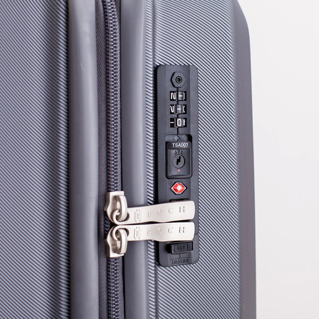 Vali Epoch 8695 20 inch (S) - Dark Grey được trang bị khóa số TSA chuẩn an ninh hàng không quốc tế, tích hợp sẵn cổng USB sạc dự phòng trên khóa