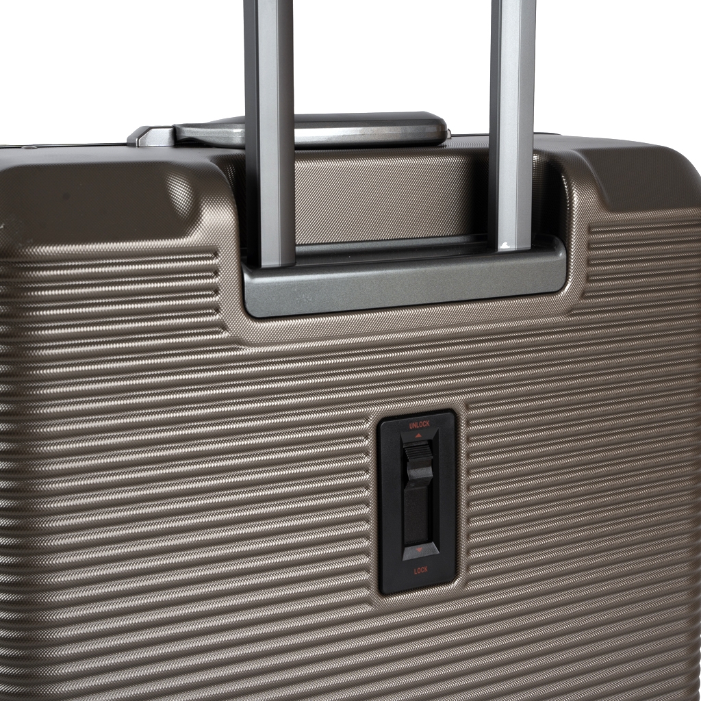 Vali có chức năng khóa bánh xe chống trôi, nút khóa đặt ở mặt lưng của vali