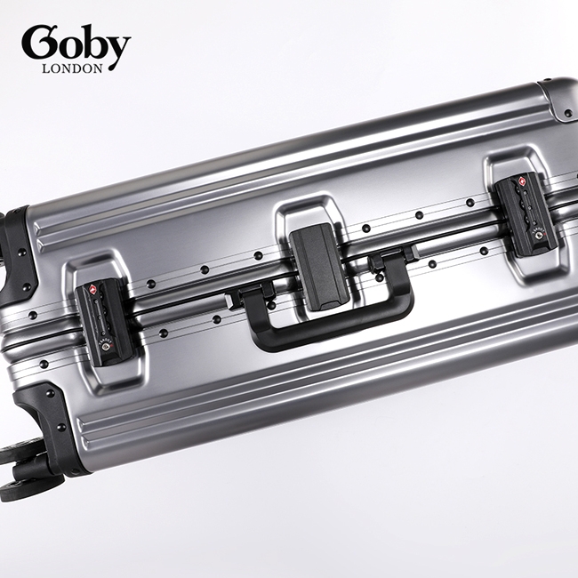 Trên size 24 inch, ngoài 2 khóa số TSA, vali trang bị thêm 1 khóa bấm ở giữa