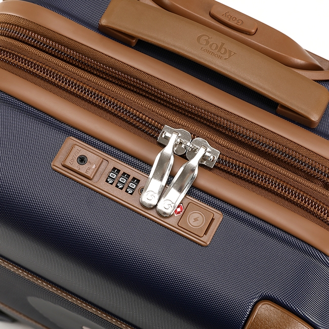 Trên size 20 inch, khóa số có tích hợp thêm 2 cổng USB (USB 2.0 và USB type C)