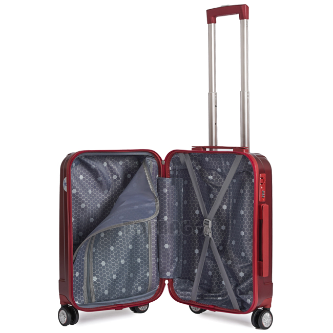 Bên trong vali được chia ngăn tiện dụng, có dây đai chữ X giữ đồ không bị xáo trộn