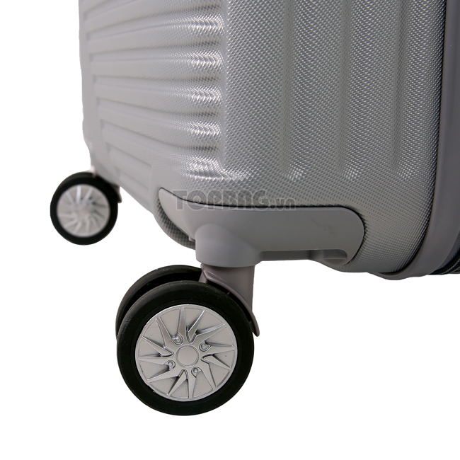 Vali Hùng Phát 950 có bánh xe xoay 360 độ, kéo hoặc đẩy vali dễ dàng