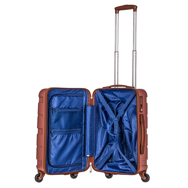 Bên trong vali có dây đai chữ X giúp giữ cho hành lý chắc chắn, không bị đảo lộn khi di chuyển