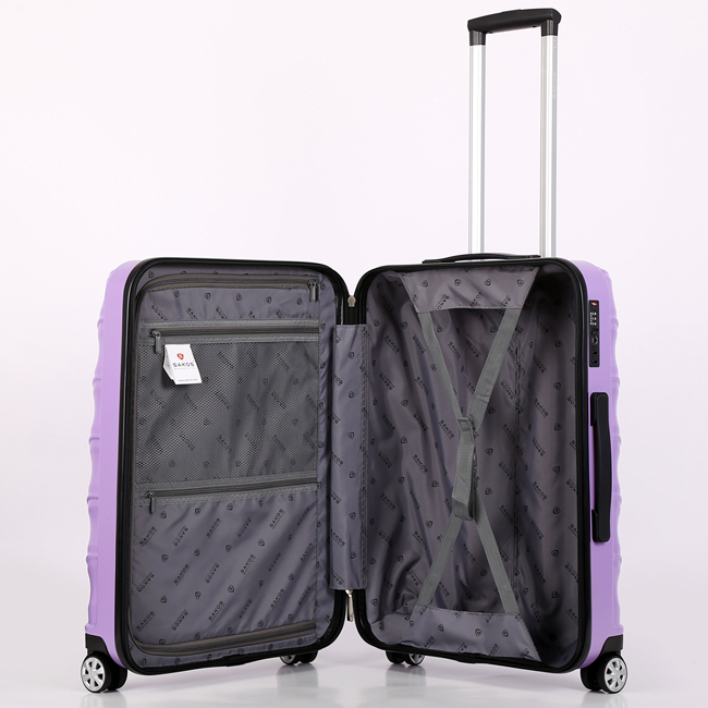 Khoang nội thất của vali sử dụng chất liệu vải nylon cao cấp, đã được xử lý kháng khuẩn, chống thấm, chống nấm mốc
