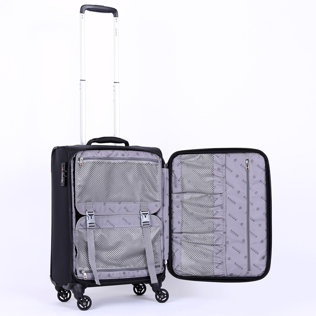 Vali có ngăn chính rất rộng rãi, dồn thành một ngăn lớn, giúp tối ưu khả năng xếp đồ, việc sắp xếp hành lý vào vali cũng trở lên dễ dàng